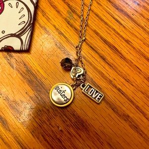 Brighton Beautiful sister Necklace is worn a few times good condition!